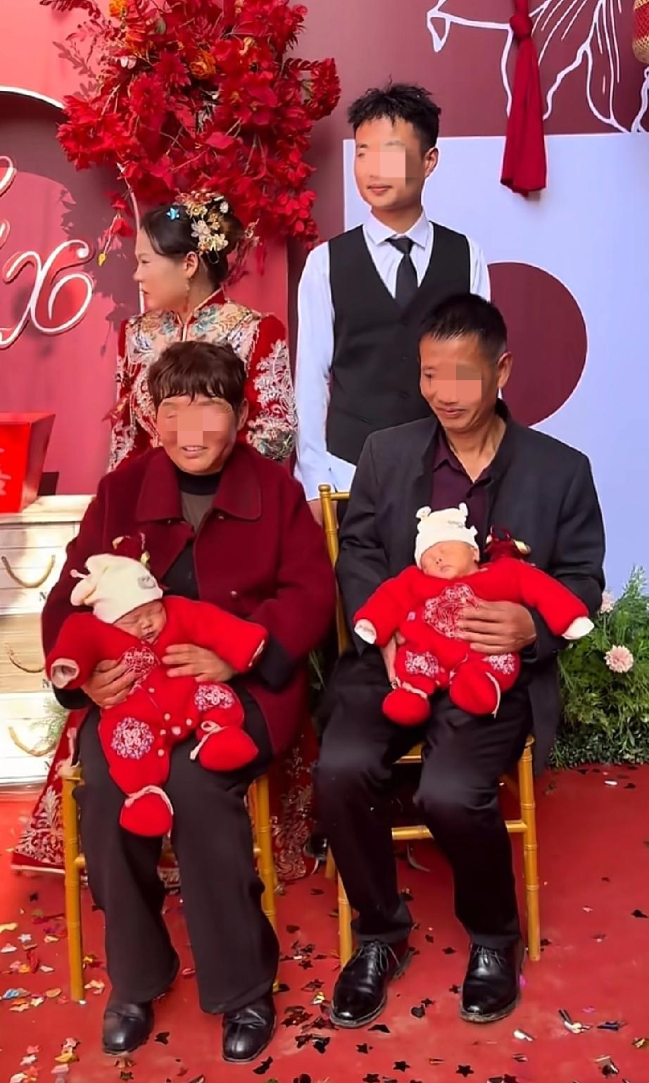 刚生完双胞胎的儿媳妇来配合你们办婚礼，到底是谁幸福了呢？

看这两个孩子都很小，