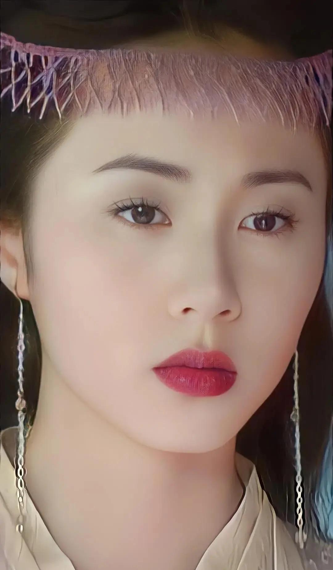 孙莉这是生了个自己，她跟黄磊的大女儿黄多多，母女俩共用一张脸，唯一能认清楚的是，