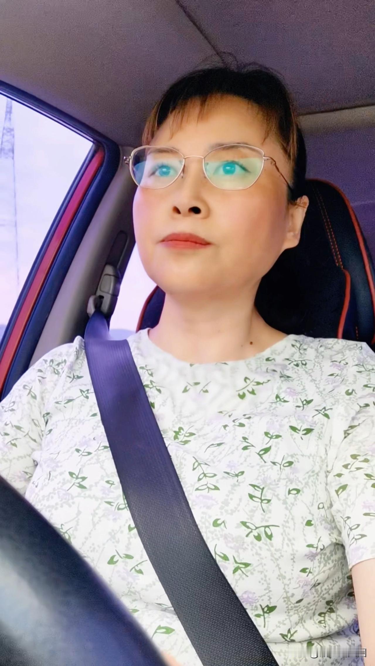 这辈子都没想过有一天我会开车的😄后来菲儿特喜欢坐车，我想开车自己拉着孩子，可是