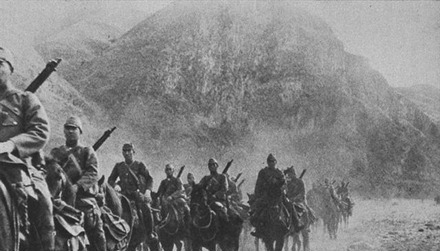 1941年，日军活捉了八名八路军战士，三天时间里，日军不准八人吃饭喝水。三天后，