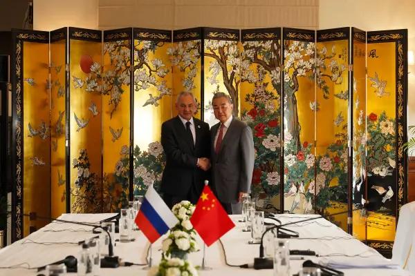 谈成了！俄罗斯关键时刻主动让步，正式答应中国多项核心诉求。王毅与俄高层重磅会晤落