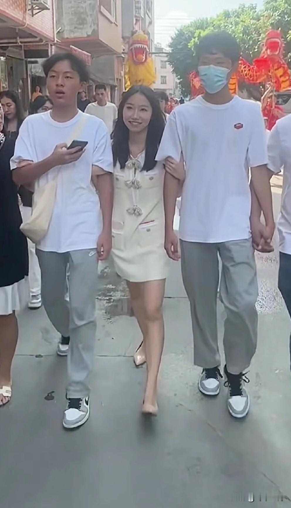 眨眼间，叶锐聪回了趟家，再回学校，成富二代了。他同学都得蒙圈，这不妥妥短剧情节嘛
