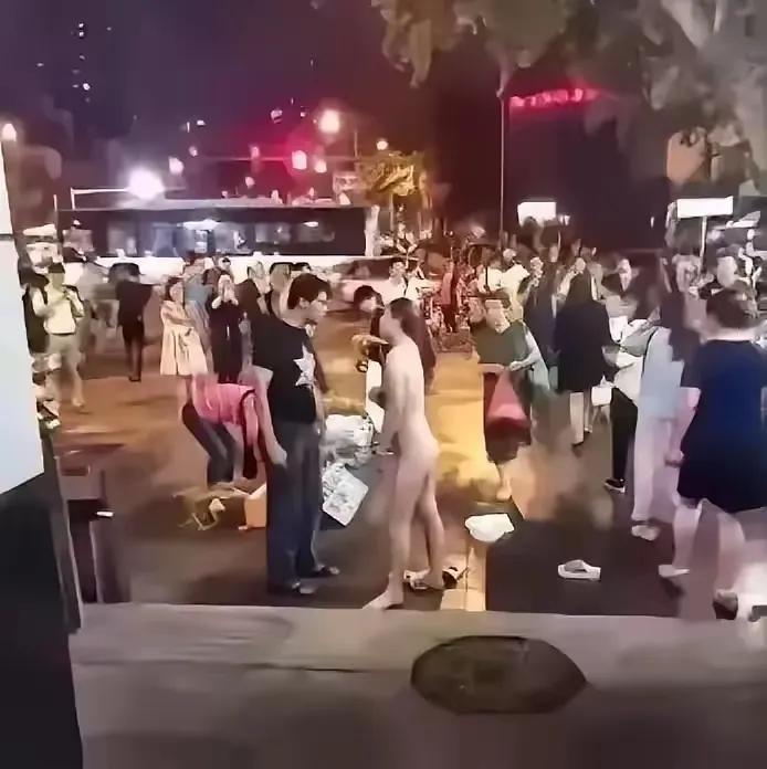 夫妻街头吵架，演变成“脱衣大战”，这么做，究竟伤害了谁？

某天下午，本该是悠闲