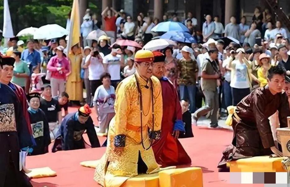 2015年，吉林一男子穿龙袍祭祖，手上戴着乾隆皇帝的扳指，经专家鉴定后，劝他无偿