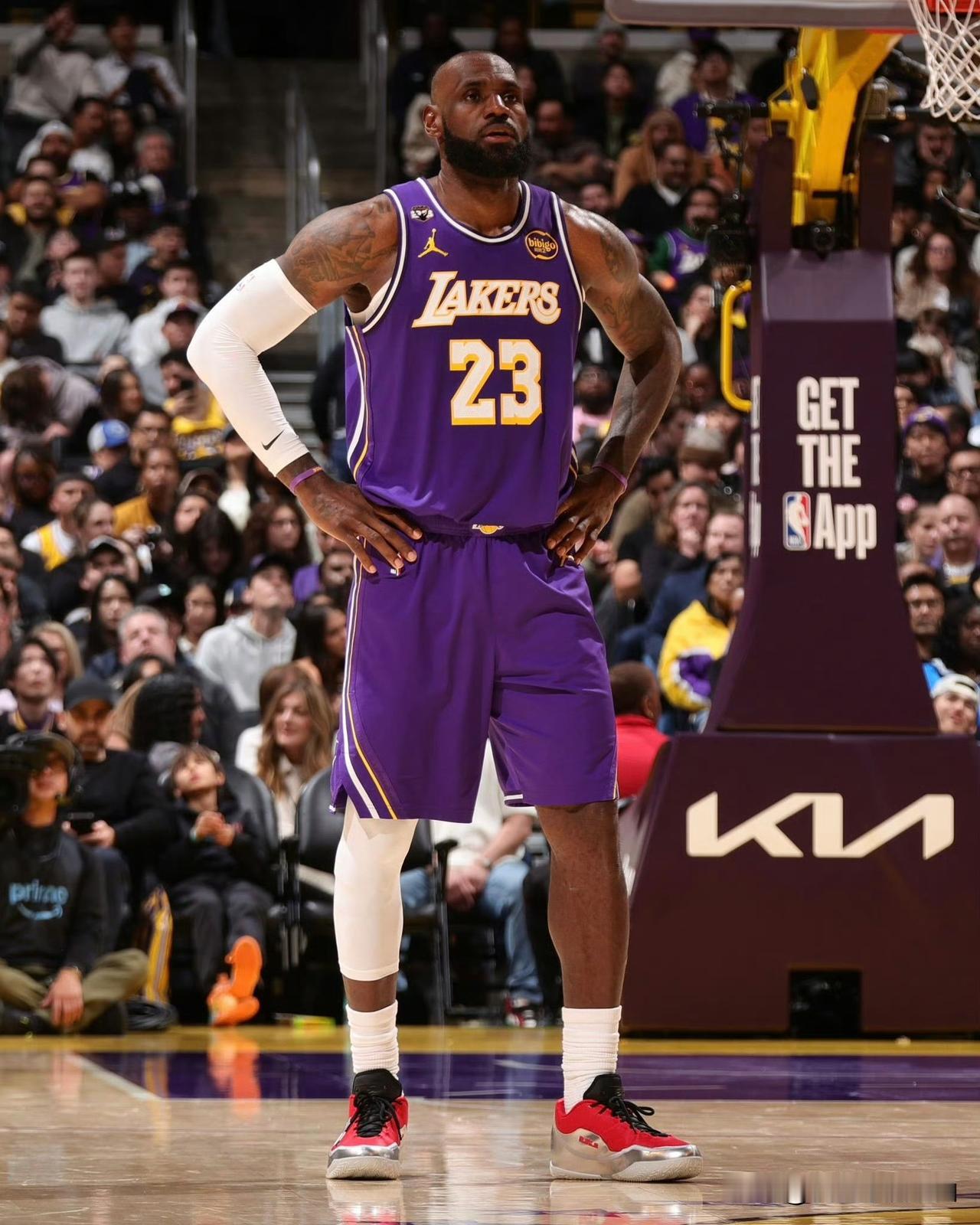 又一个最老纪录诞生！28分10篮板12助攻，41岁的詹姆斯拿到个人赛季第一个三双