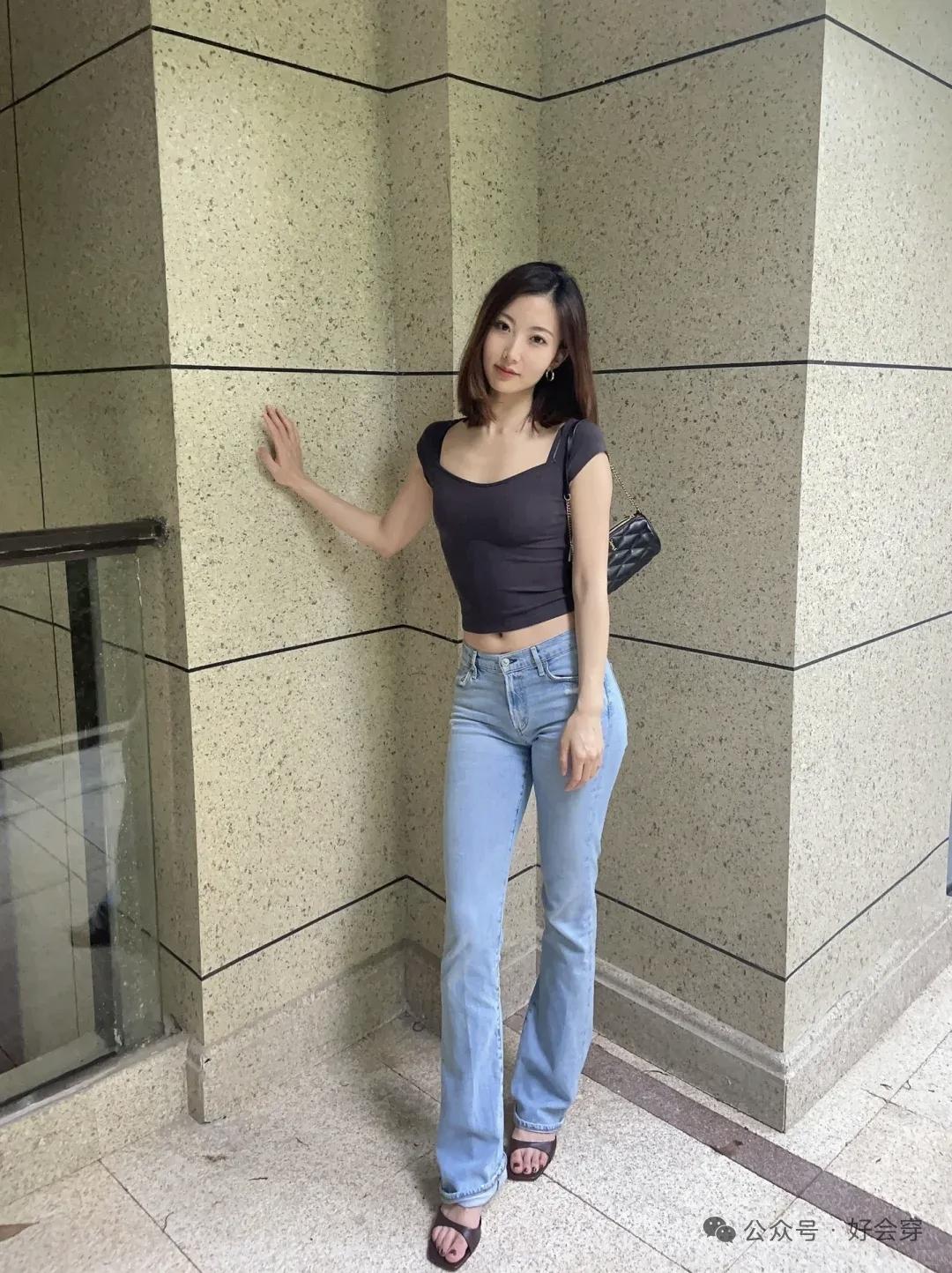 这位美女靠墙摆姿势，真酷！
