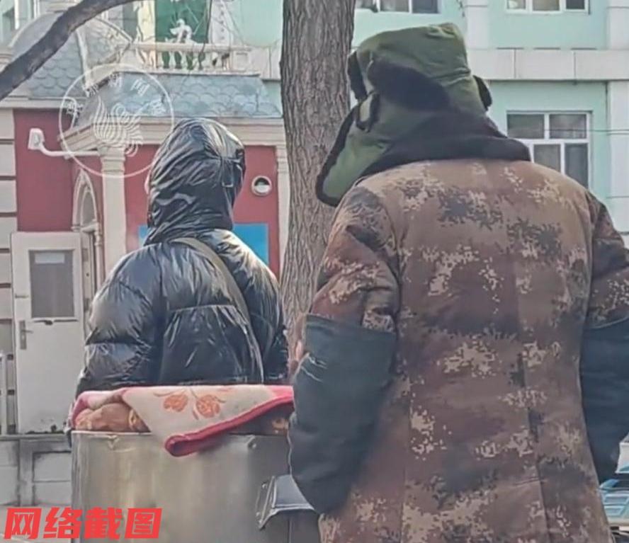 黑龙江有南方女子来旅游，在大街上遇到卖烤地瓜的摊贩大爷。

这时女子听到摊贩大爷