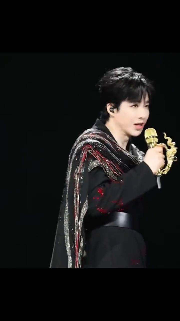 刘宇宁炫耀麦克风。
刘宇宁成都演唱会直拍。
帅就完事了对不对？
行了，有时候都很