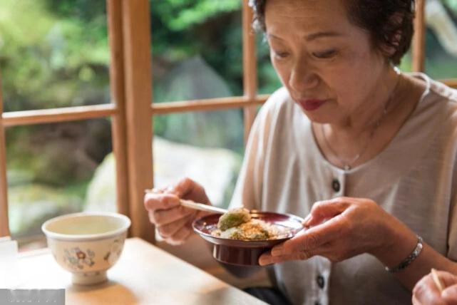 一天只吃两顿饭，真能更长寿？最怕的是把肌肉先“饿没了”！

最近“过午不食”“一