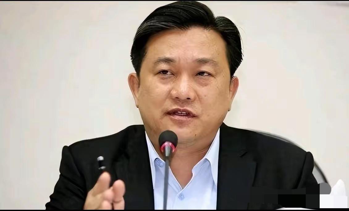 “台独”分子王定宇又开始攻击郑丽文了！4月8日，王定宇声称，郑丽文在中山陵上演哽