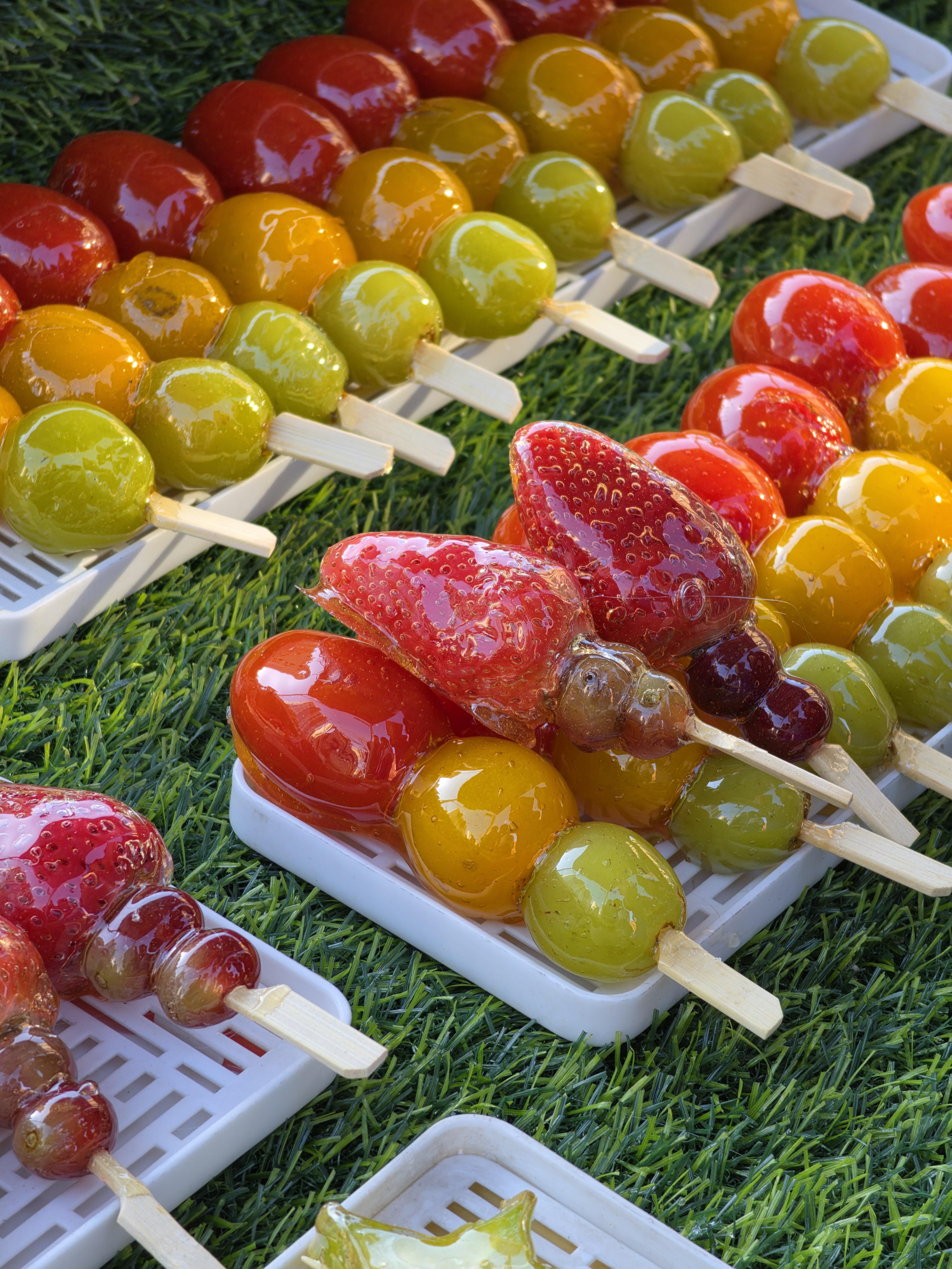 街头卖的10块钱5串的水果糖葫芦。看起来挺便宜，但是吃起来你会发现里边好多都是坏