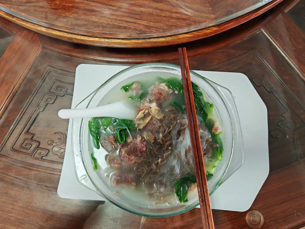 又是简单一餐，牛肉米粉汤。