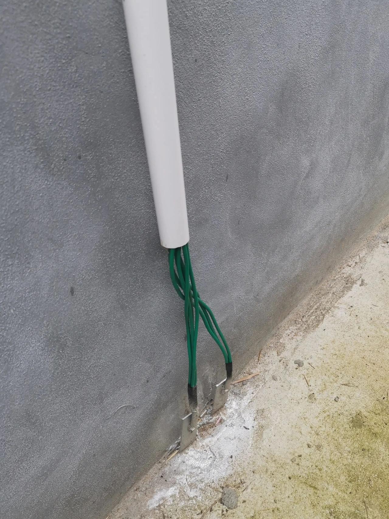 昨天，看到一张自建房电气接地的图片，不禁感慨万千！

大家都知道，农村自建房没有
