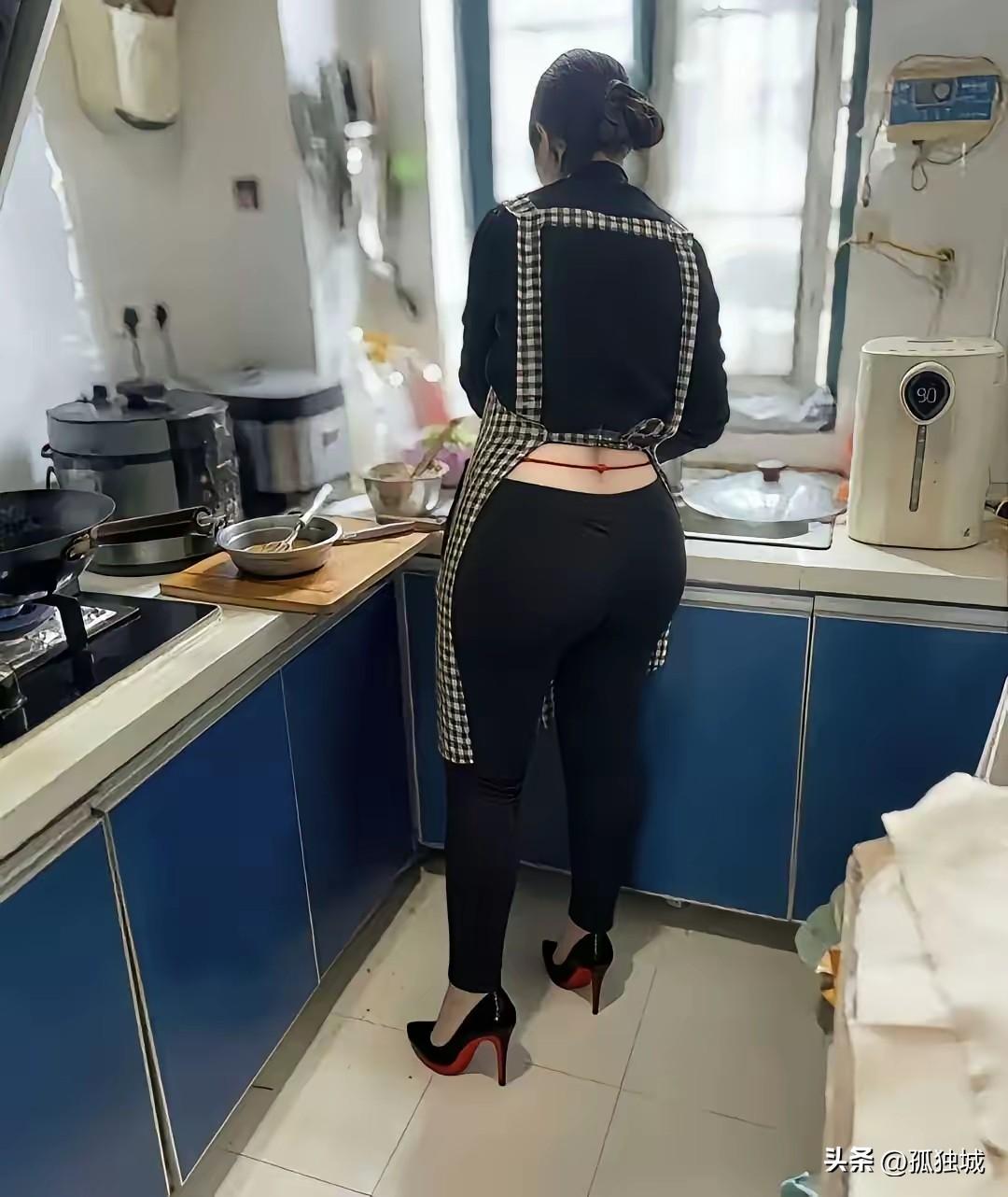 有些女人在腰上绑一根红绳究竟是什么意思？
见过有些女的在脚脖子上绑红绳的，甚至有