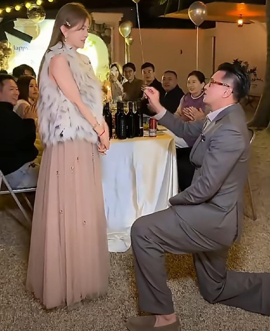 赵樱子这下摊上大事了，和已婚演员蒋毅频繁炒CP，两人甚至还录求婚视频，蒋毅单膝下