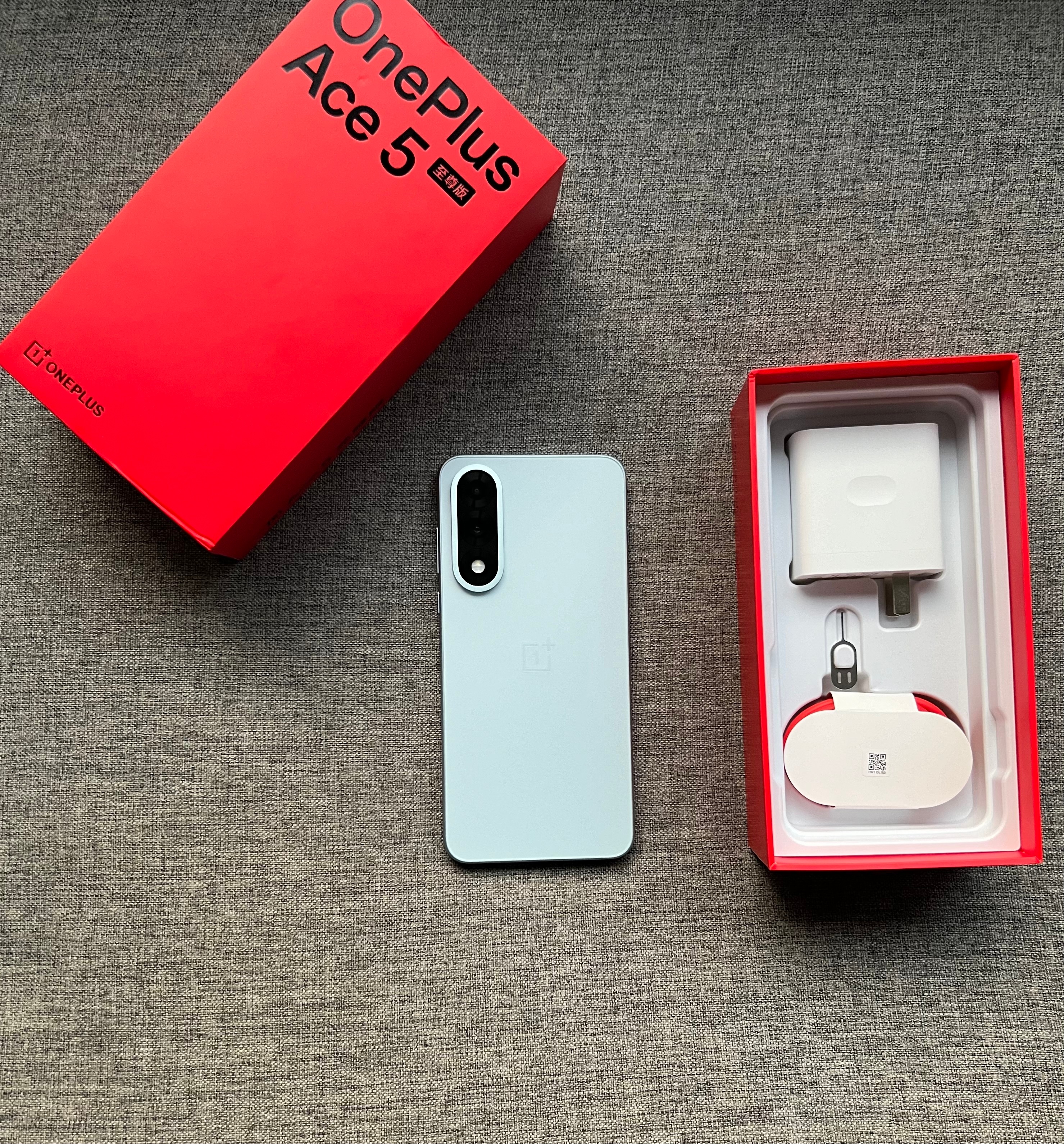 礼品机，一加ACE5 至尊版 16+1TB蓝色，仅拆封未使用，全国联保至2026