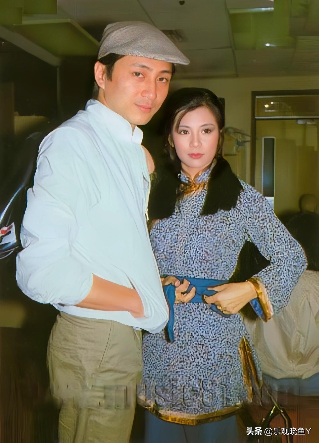 这是一九八四年汤镇业与女友翁美玲在片场后台的一张合影，当时汤镇业二十六岁，帅气逼