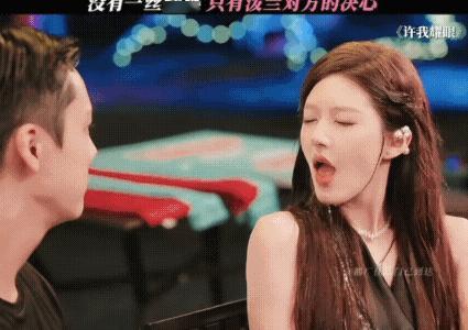 陈伟霆：导演，肿么办，我说不过她只能泼水了 ​​​