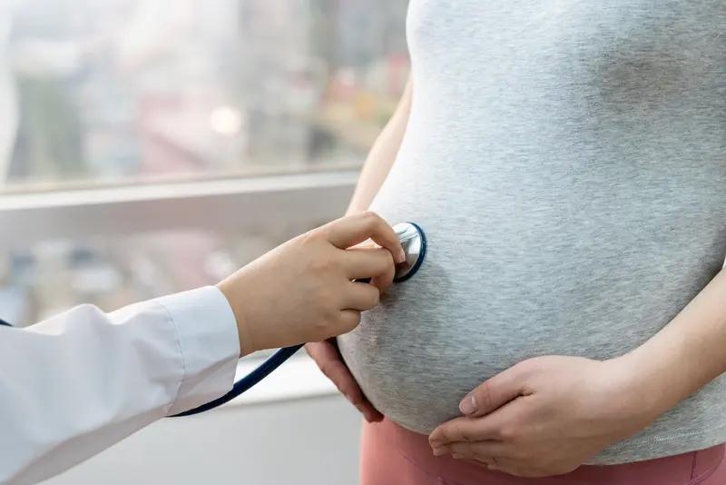 10月31日上海，女子陪妈妈来医院遇到丈夫带第三者疑似做产检，男子全程冷漠对待女