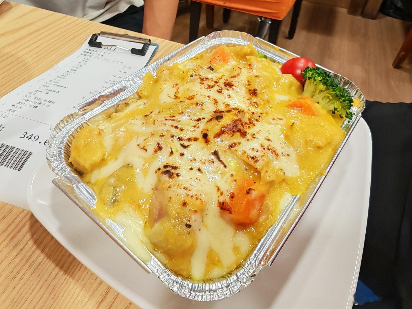 我可太高兴了，今天太多队友上班了当然要一起吃个饭这家店真的很行，一坐下就已经送来
