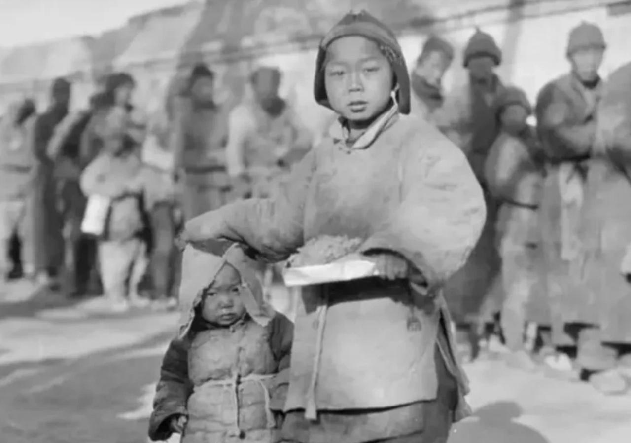 1941年1月，有个卖油郎问小孩：“村里住着多少八路军？”小孩表示只有七八个，得