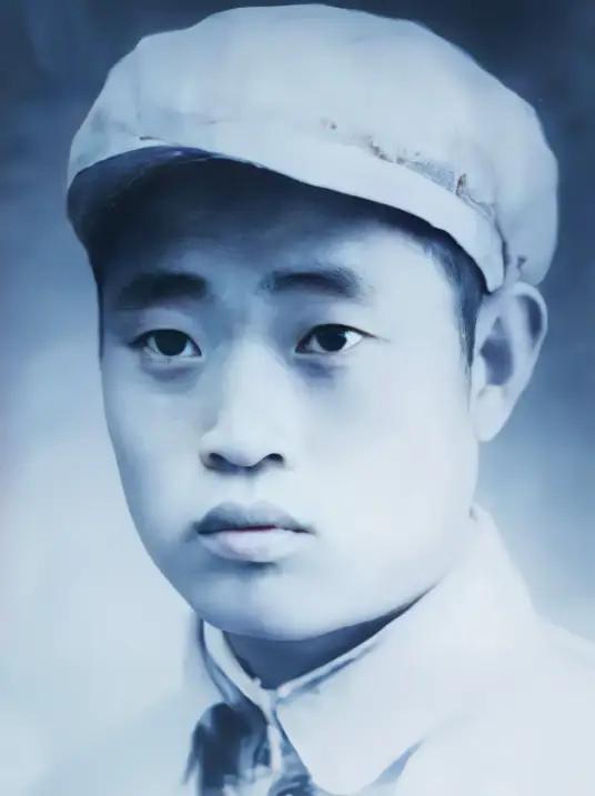 1997年，河北一村子组织看电影《毛泽东和他的儿子》，看着看着，一个老人在听到电