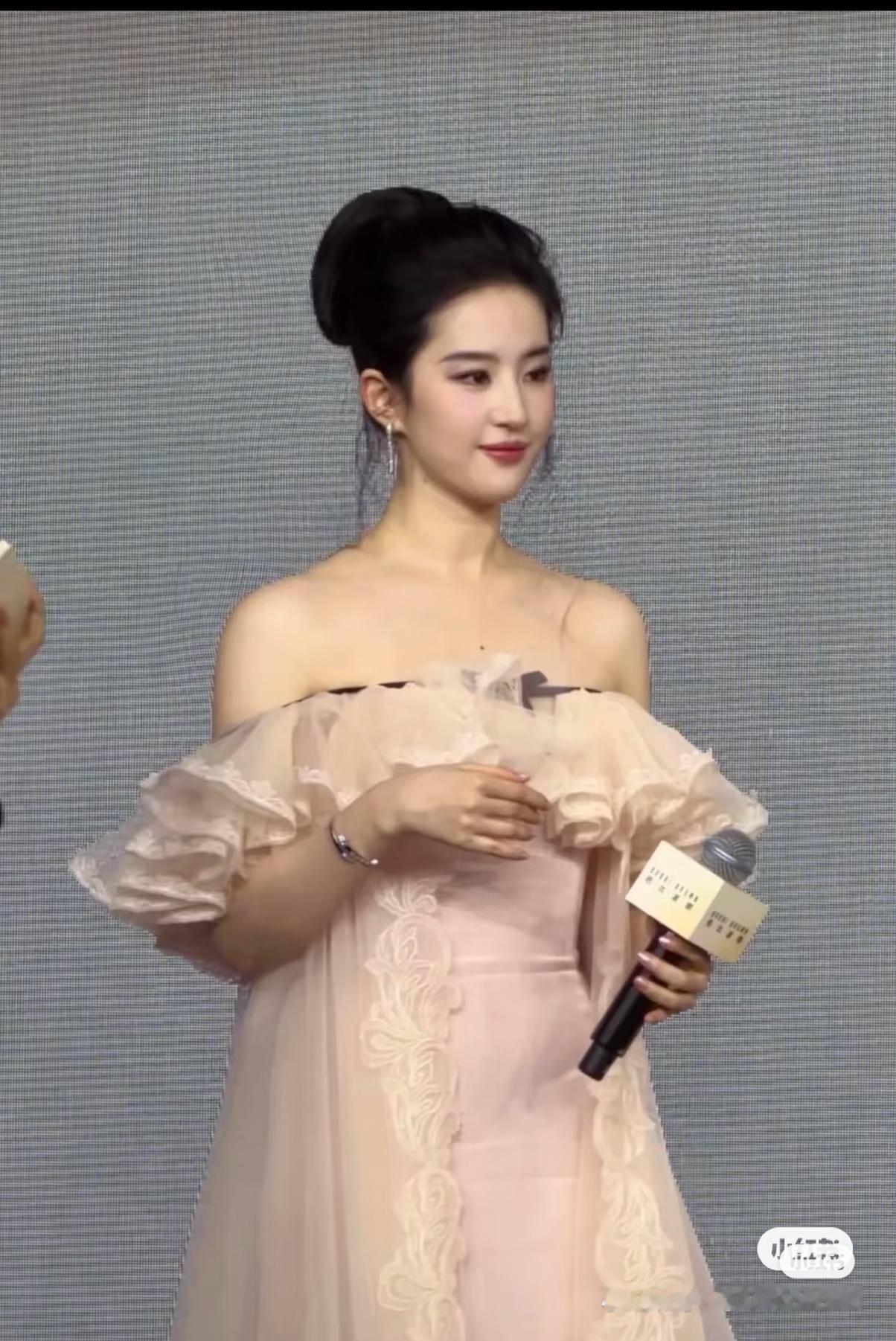 天仙作品爆就行，内娱这些奖对她一点用没。一些人没有我们这样的魄力，天天捆绑天仙，