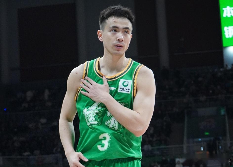 #赵继伟教你玩聪明篮球# 赵继伟在CBA赛场上以其智慧和冷静著称，他能够在比赛中