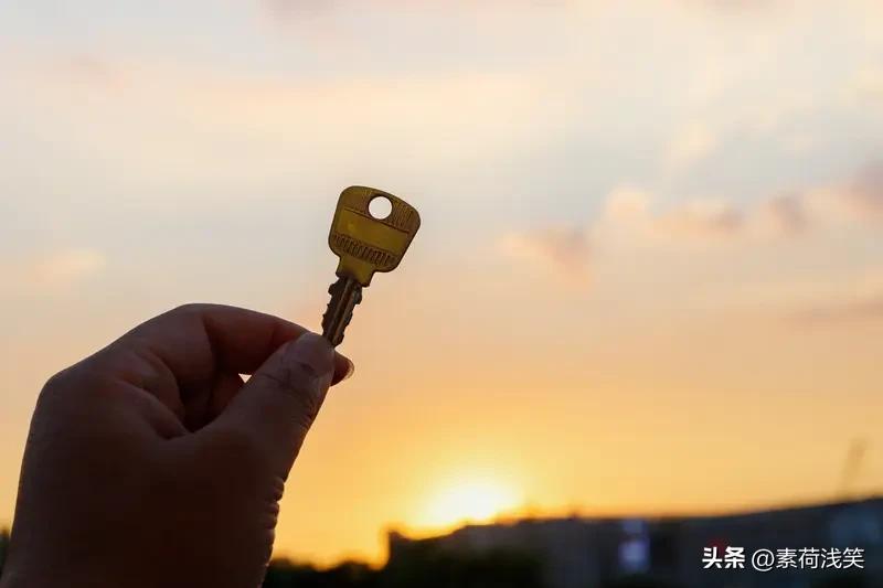 此刻最需要一把钥匙——能打开母亲记忆的钥匙。她坐在藤椅里，刚问过三遍“你是谁”。