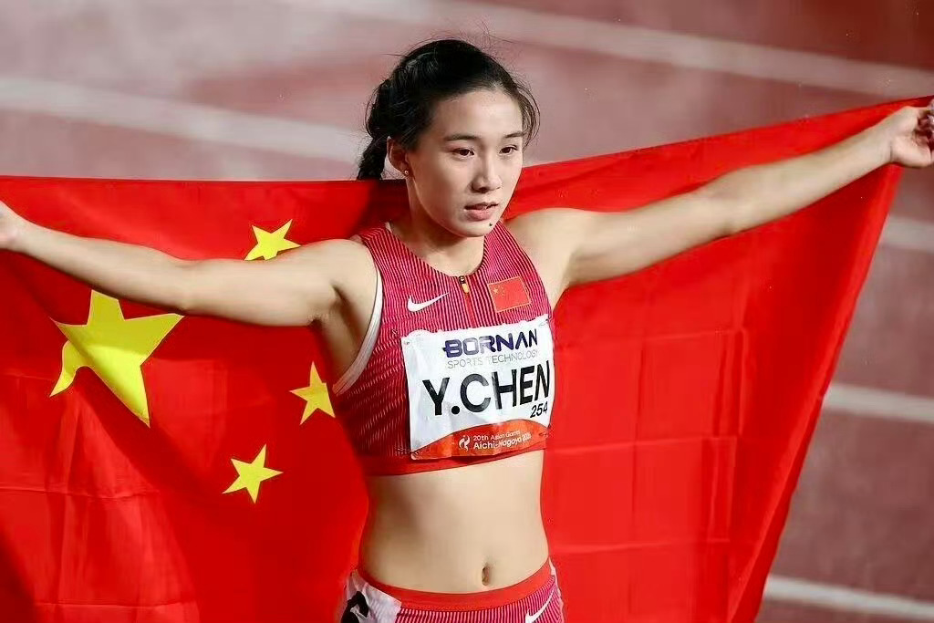陈妤颉真的好有梗 17岁“小孩姐”把亚运会跑成个人脱口秀🎤 赛场上11秒06破