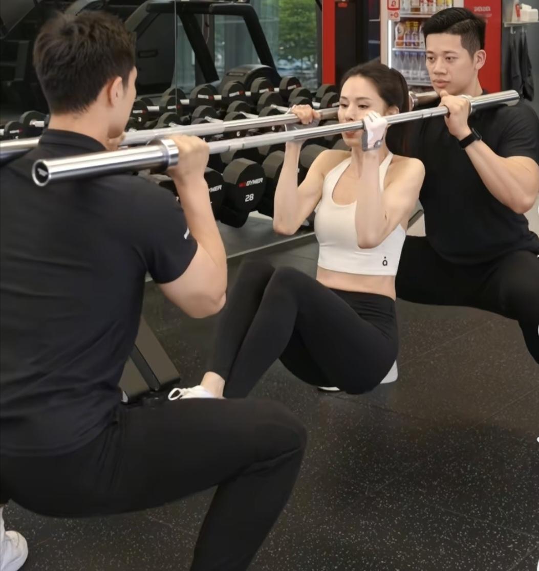 60后的女人，李若彤是独一份，61岁的年纪，皱纹没有，赘肉没有，线条不输20岁，