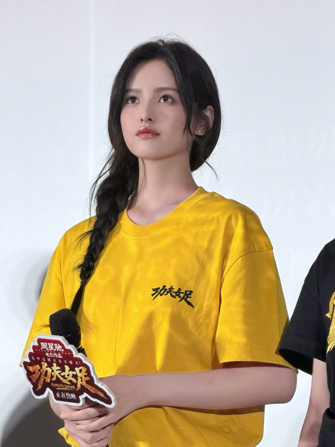 星女郎雪野是周星驰在街上碰到的雪野居然是周星驰在街上偶遇的 都说星爷严厉难搞，可