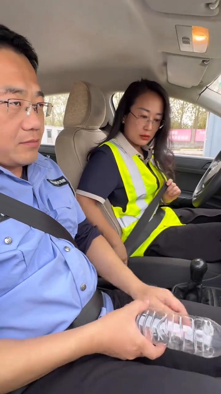 考试结束。oh my god，我终于过了。5次了教练。5次了，我终于过了。成绩合
