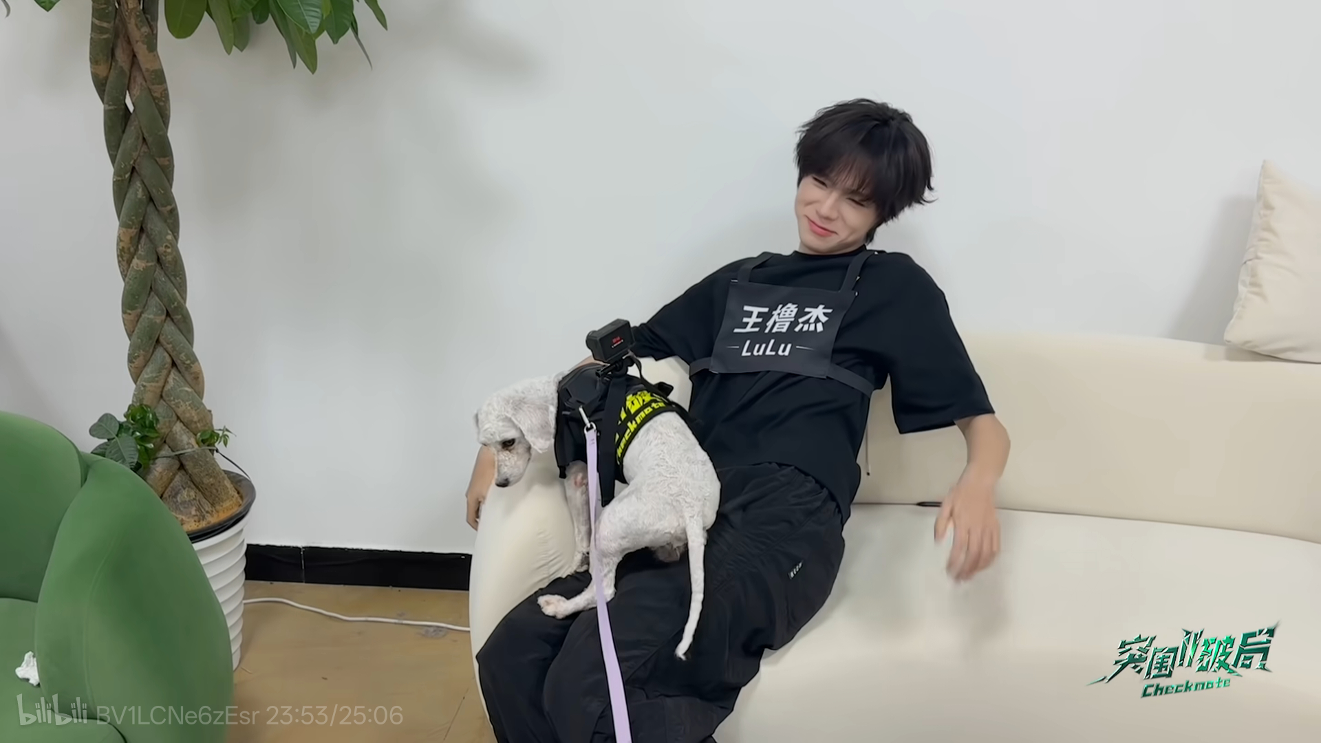 看到最后终于给我逗笑了果然小动物会精准挑选到最怕他们的那一类人然后折磨他们 