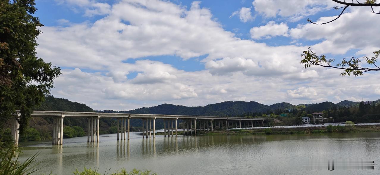 在世界上，中国的精神最多：
一不怕苦、二不怕死的革命精神。
宁可少活二十年、拼命