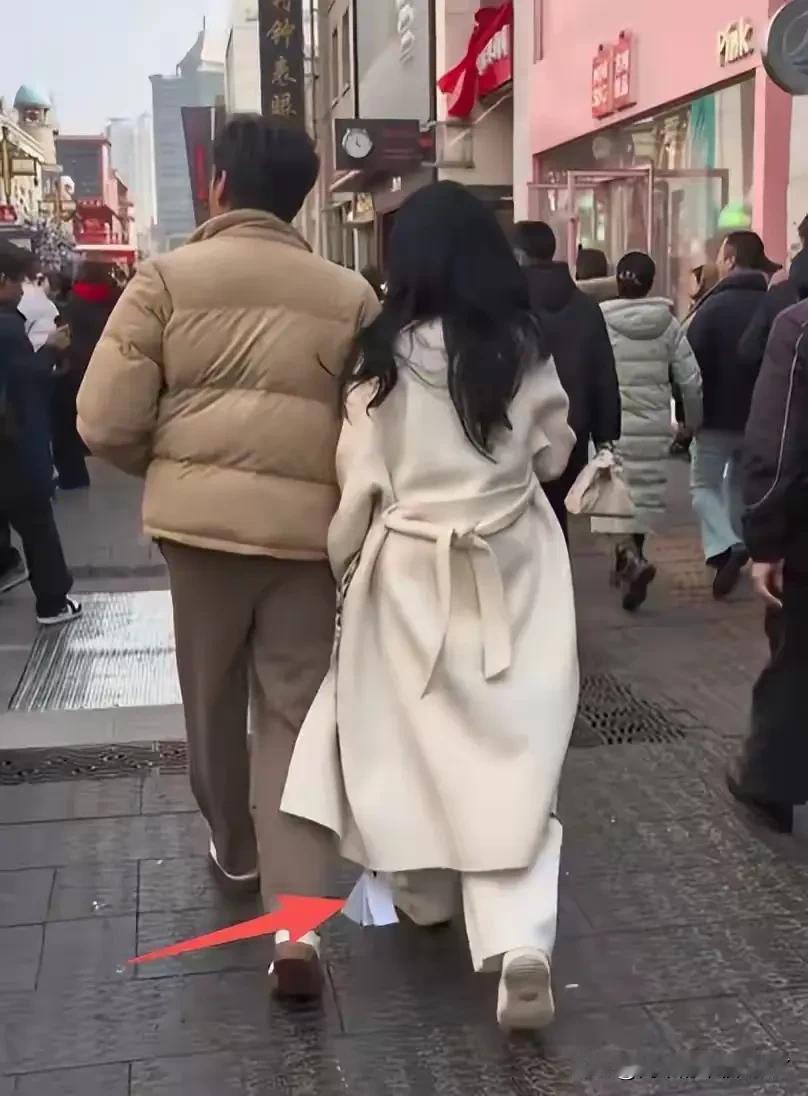 57岁伊能静在沈阳逛街，大衣吊牌没剪，网友：真人比春晚上老20岁。


大年初五