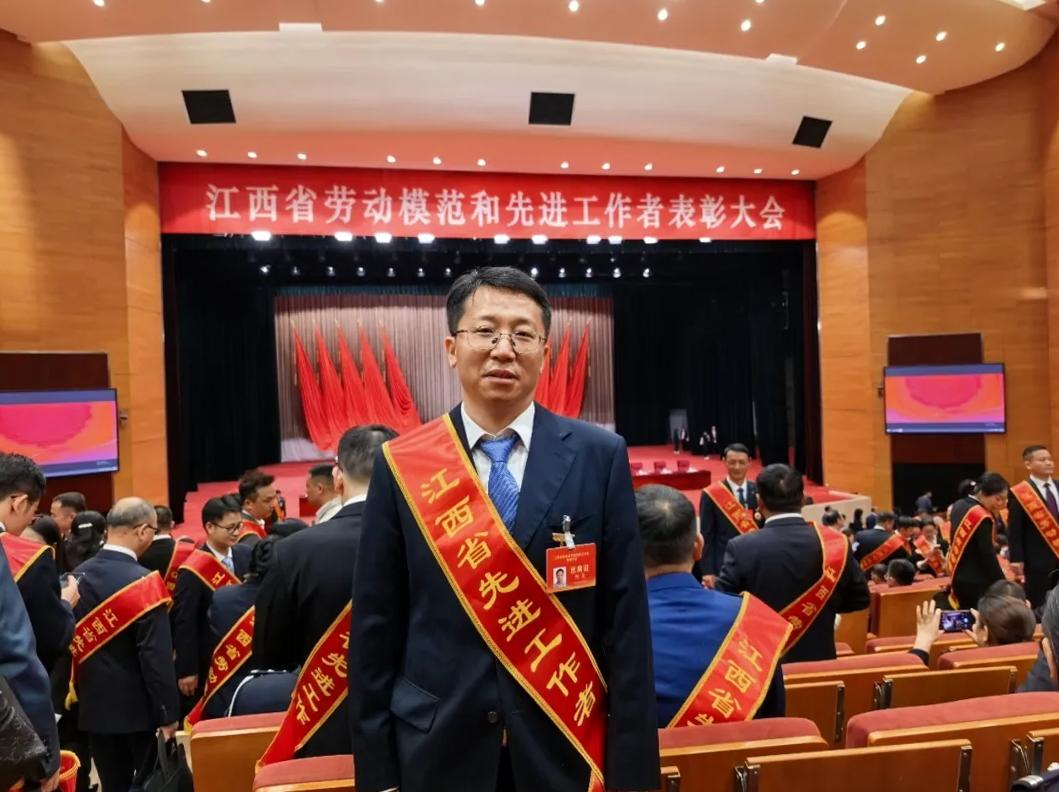省级先进工作者：江西省九江第一中学教师柯尧
​         柯尧，九江一中物