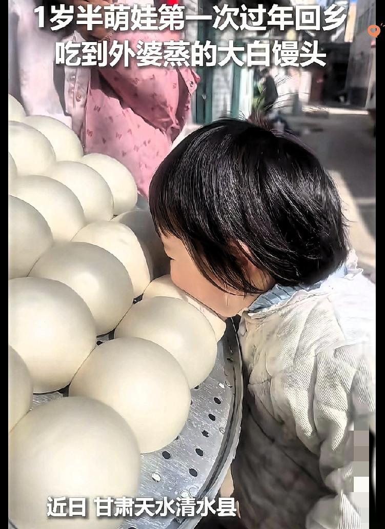 1岁半宝宝直接火上人民日报！
这一幕治愈了全网，越看心越暖。
 
甘肃天水，小宝