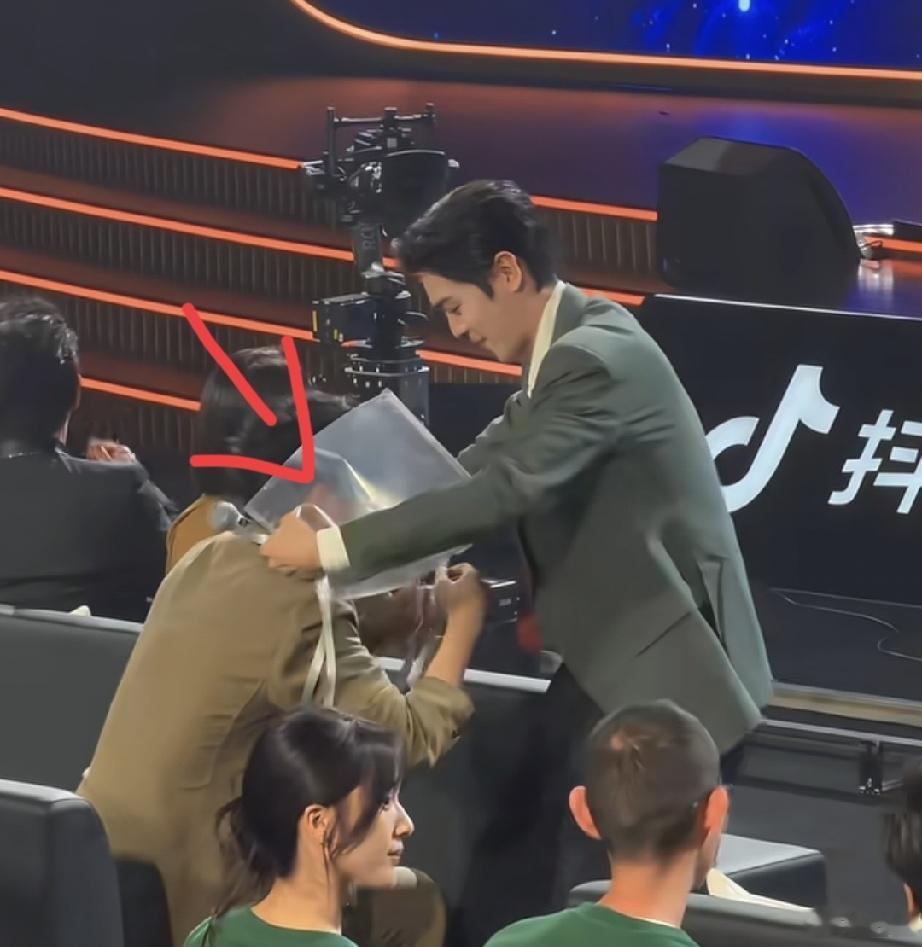 发现了没 结婚了张若昀真的变了 不管是走红毯还是领奖典礼，他总能弄出点搞笑的事情