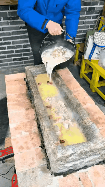 东西还可以这样吃，彻底颠覆了人的三观，比如在第一张画面中，这种石头槽子过去是用来
