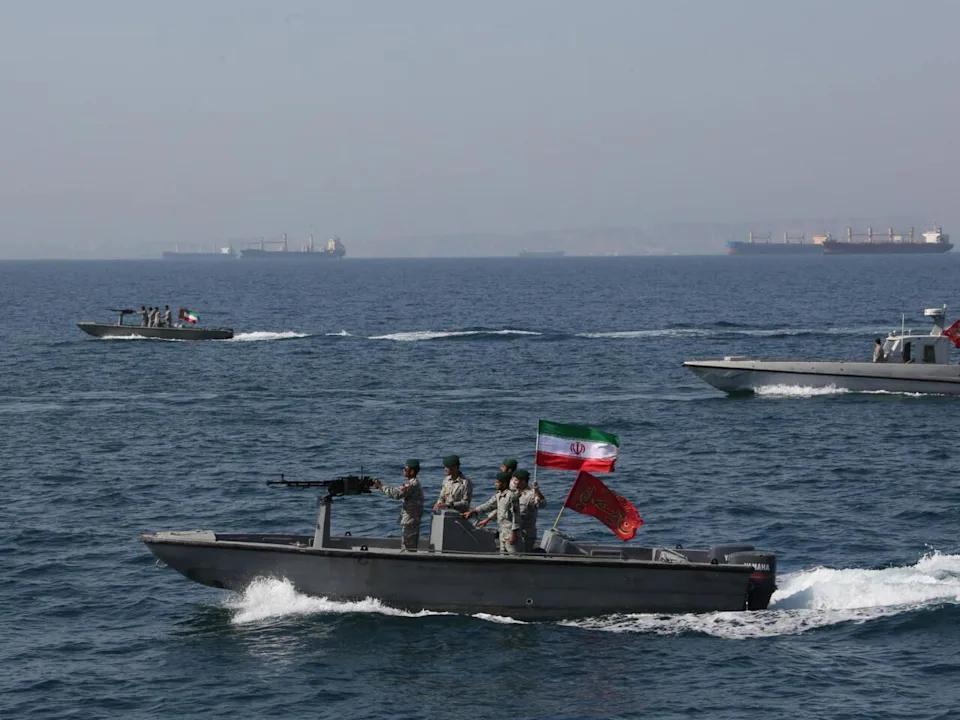 半岛电视台引述评论人士关于美军夺岛的可能性：

“美国可能正在为在更多伊朗岛屿上