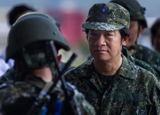 特朗普前脚刚离开北京，后脚就在空军一号上给赖清德泼了一盆彻骨的冰水。

5月15