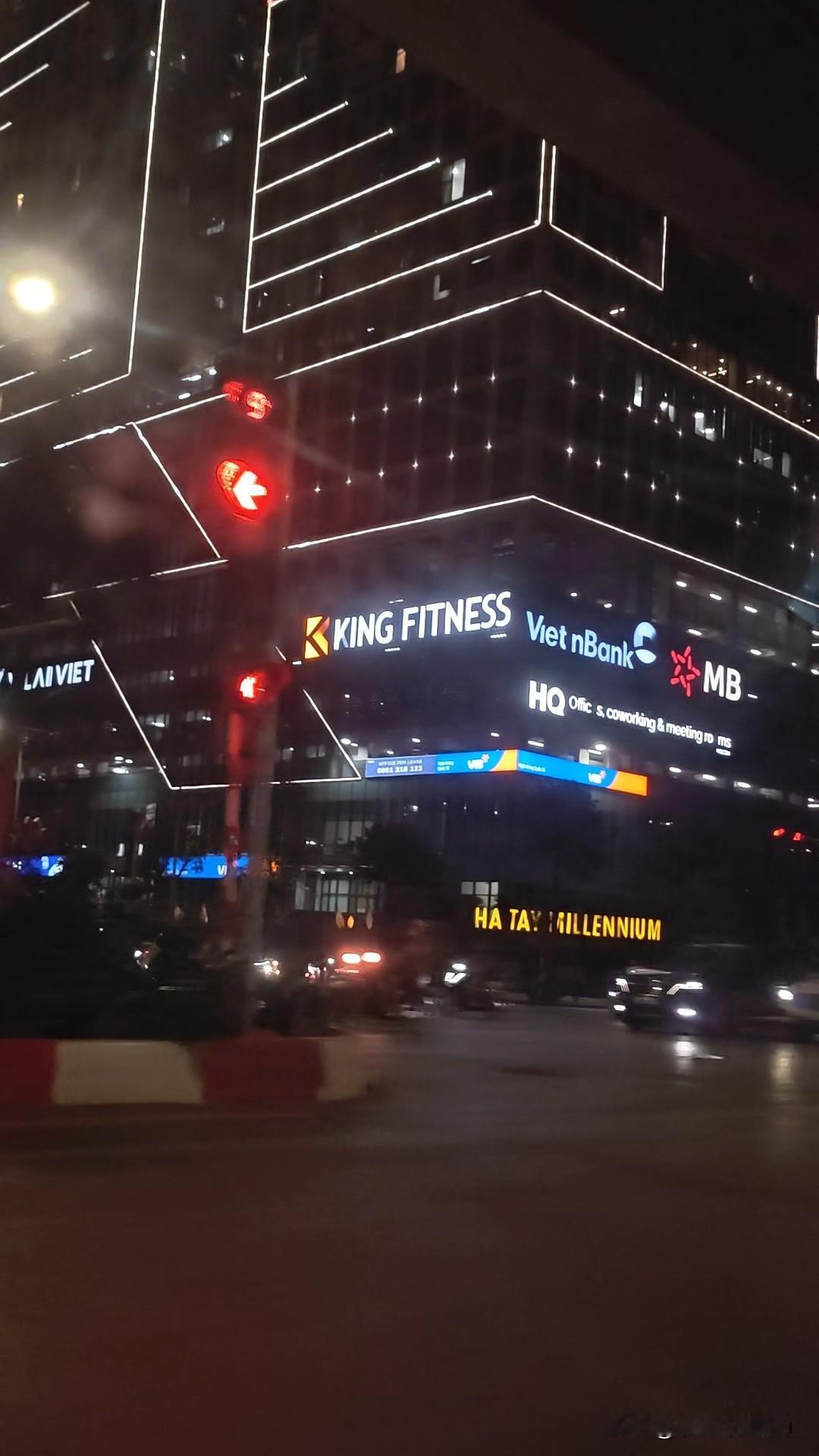 最近去了趟越南，发现那边晚上的夜景越来越漂亮了。就拿胡志明市来说，街边五彩斑斓的