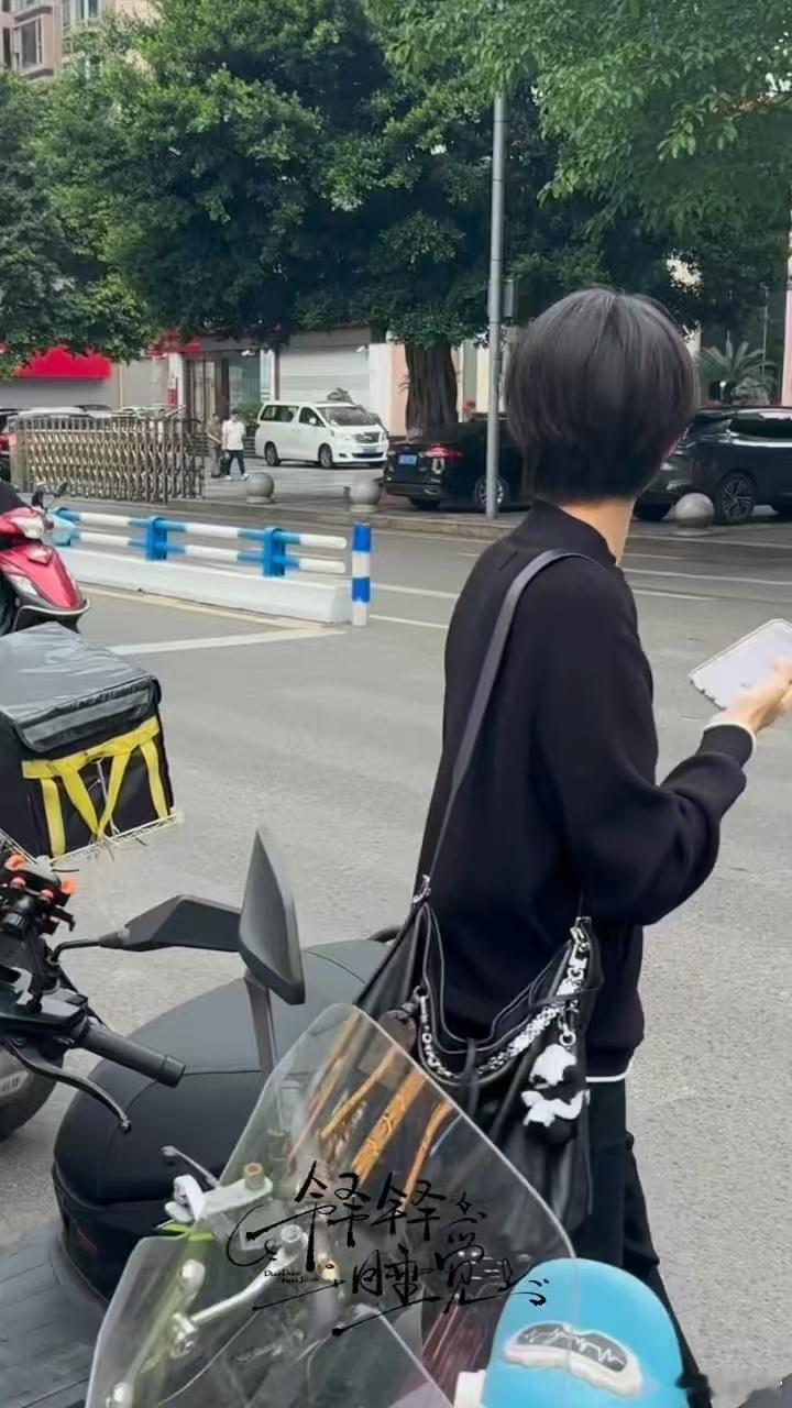 王橹杰看似反拍实则在打车 反拍只是假动作，打车才是真操作 王橹杰拍私生拍笑了