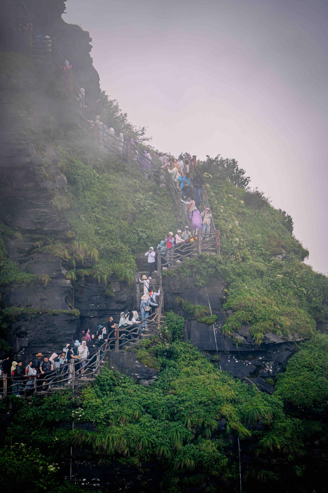 夏日高温蒸笼，准备去梵净山山顶吹20℃清凉的风～
红云金顶90度垂直孤峰藏着云海