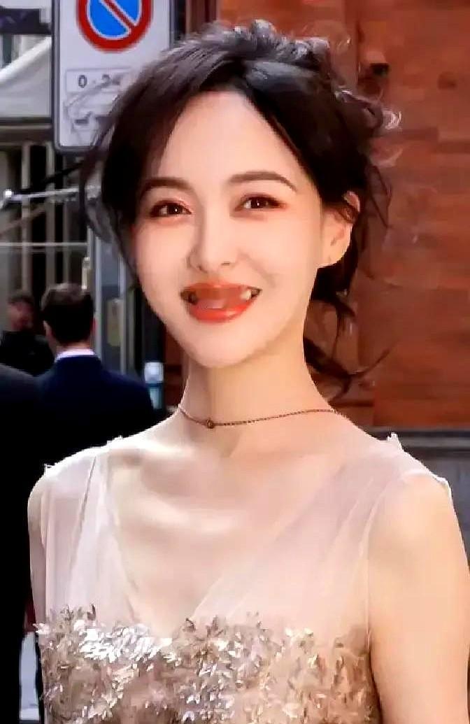 罗晋唐嫣分居？红毯一个动作就够了。

之前营销号传得沸沸扬扬，这次算被打脸了。红