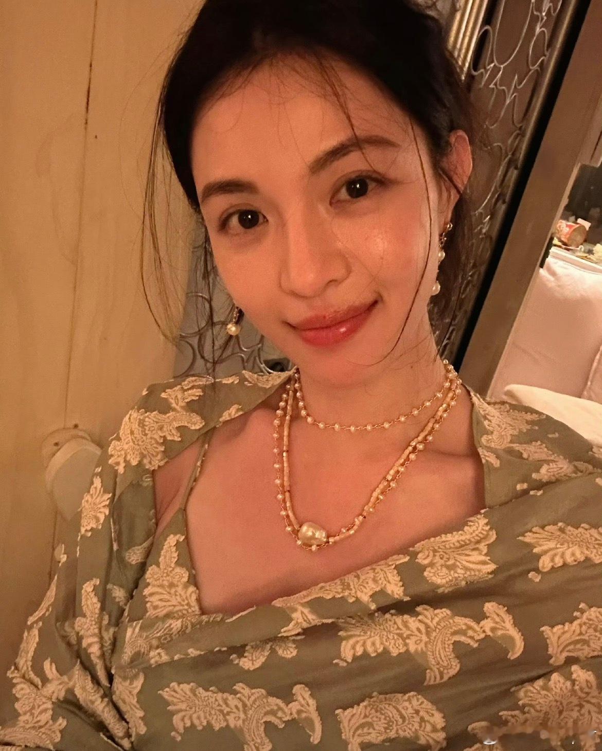 钟楚曦 工作留痕的重要性景甜钟楚曦去的是同一个马代度假村钟楚曦评论区说工作留痕，