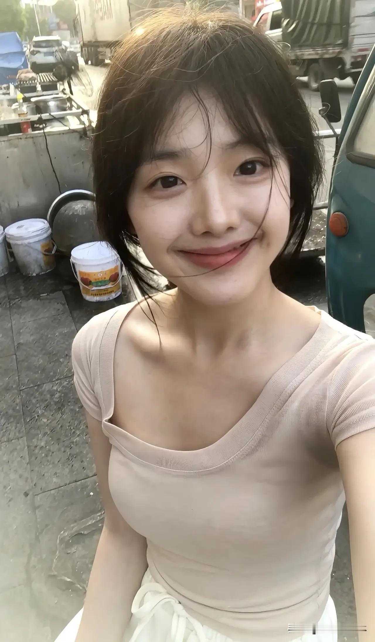 她眼里藏着星辰，
却总被忧伤遮住光  
别让沉默筑成墙，
你的关心是才是打开心灵