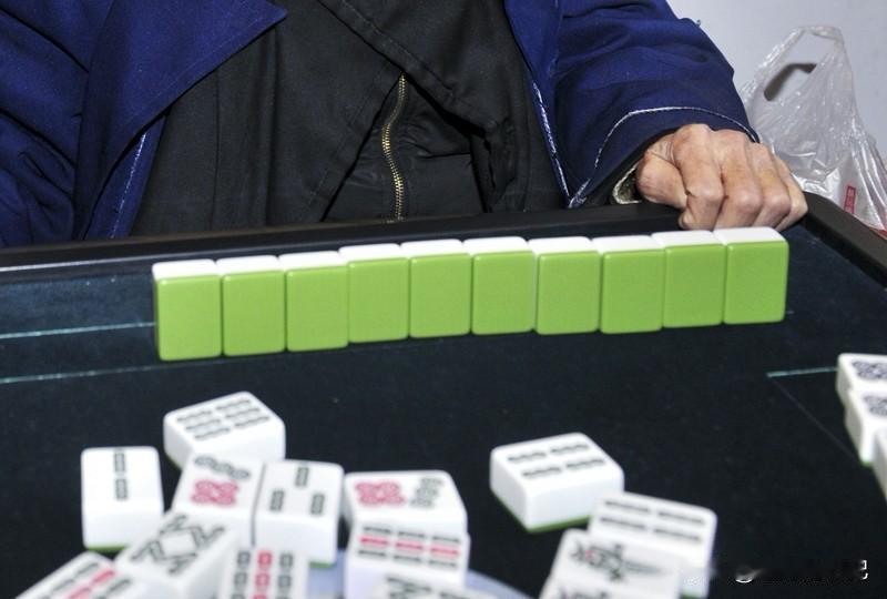 对下联原创麻将渡时光
我这个爱打麻将打人，
也就能对出俗气不行下句
但是，麻将里