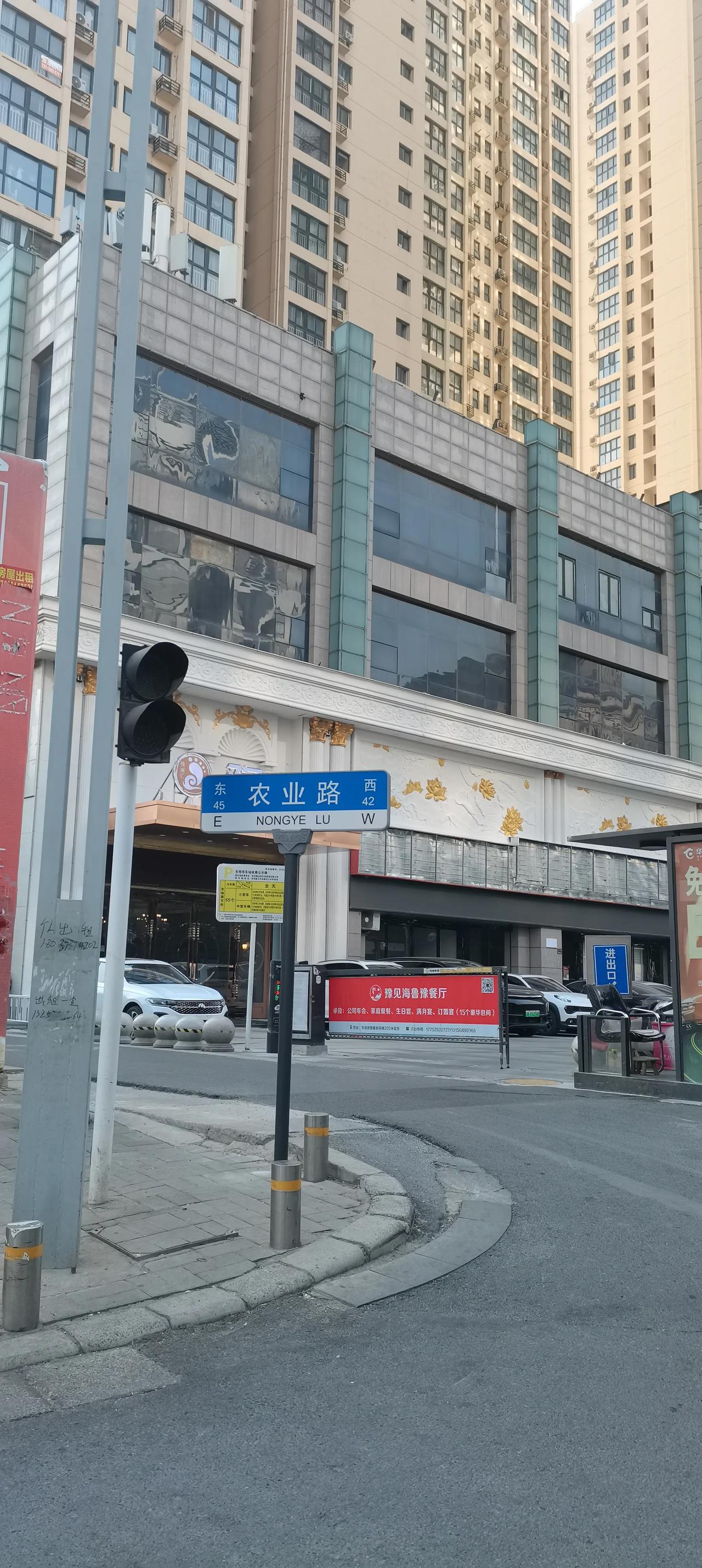 绿色路牌代表南北方向，
蓝色路牌代表南东西向。
可郑州东明路与南阳路交叉口路标 